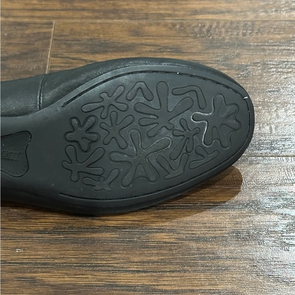 Born Women's Black Flat Shoes Size 8 1/2 M - Picture 12 of 16